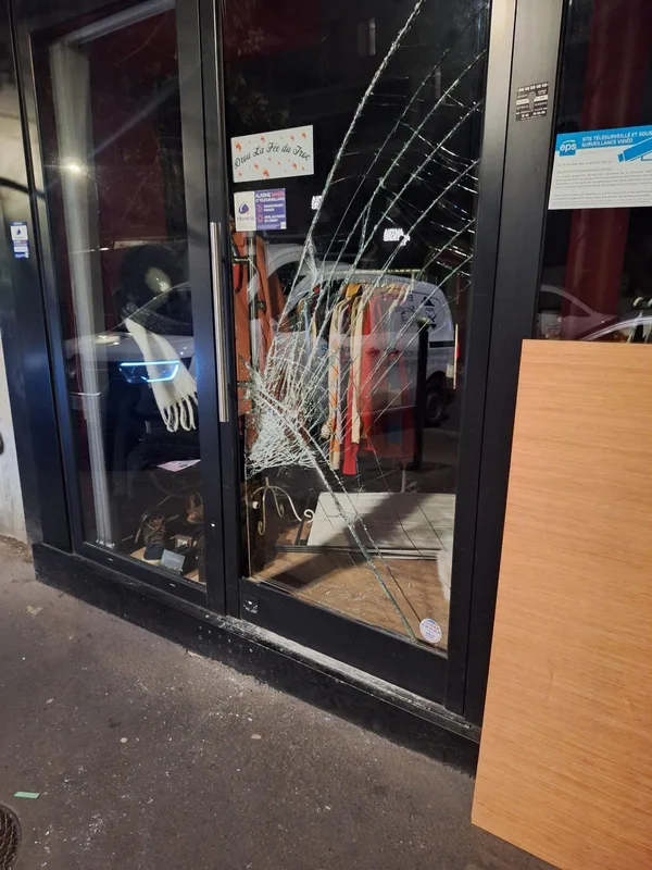 Vitrine de boutique fissurée après une tentative d'effraction