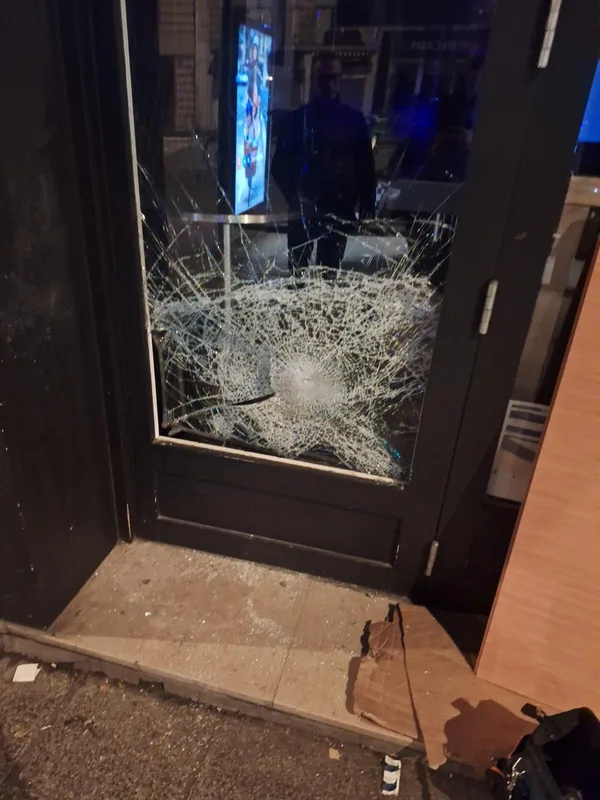 Vitrage de porte de commerce étoilé après un impact